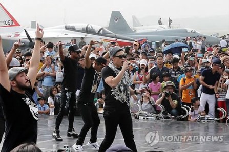 523433_3711658637865_133891125_n_yonhap