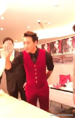 A Cloud getting her high-five from Rain. (Image credit: Shellyshae)