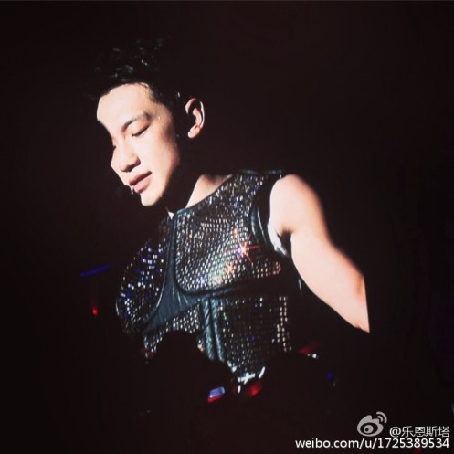 66d75adejw1f375b2b0b2j20ku0ku762